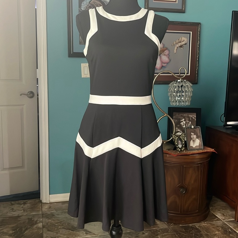 Black with white accents sleeveless knee length dress size M heartsoul